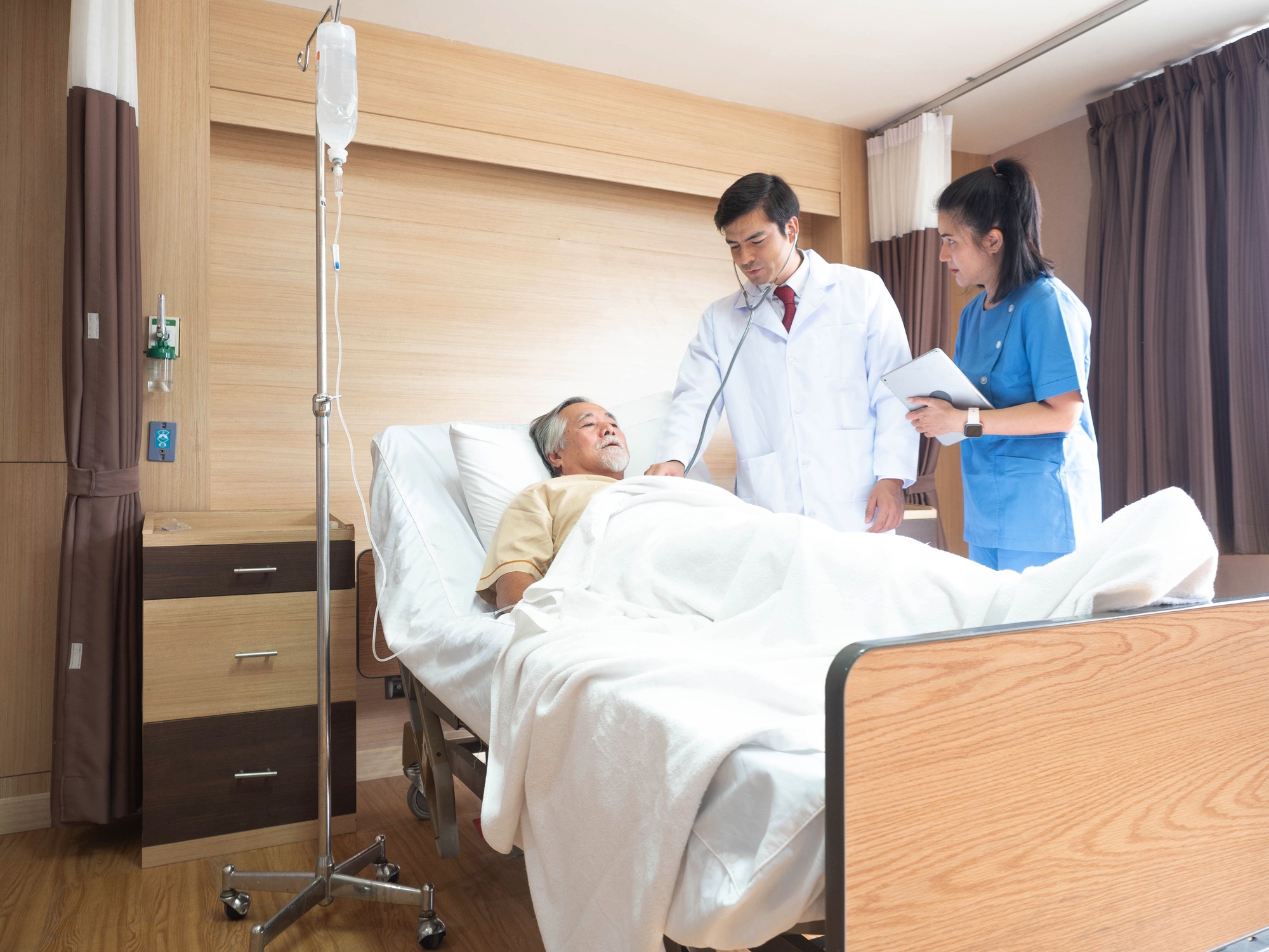 Doctor nurse staff assistance person man woman lady girl gentleman female male older businessman vis